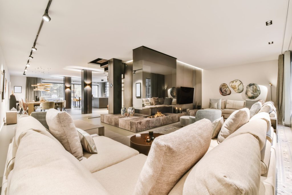 Modernes Wohnzimmer mit hellen Sofas