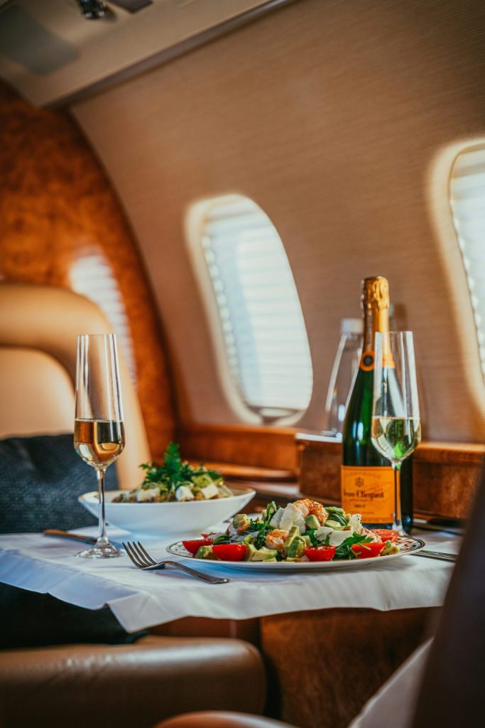 Luxusessen im Flugzeug mit Champagner