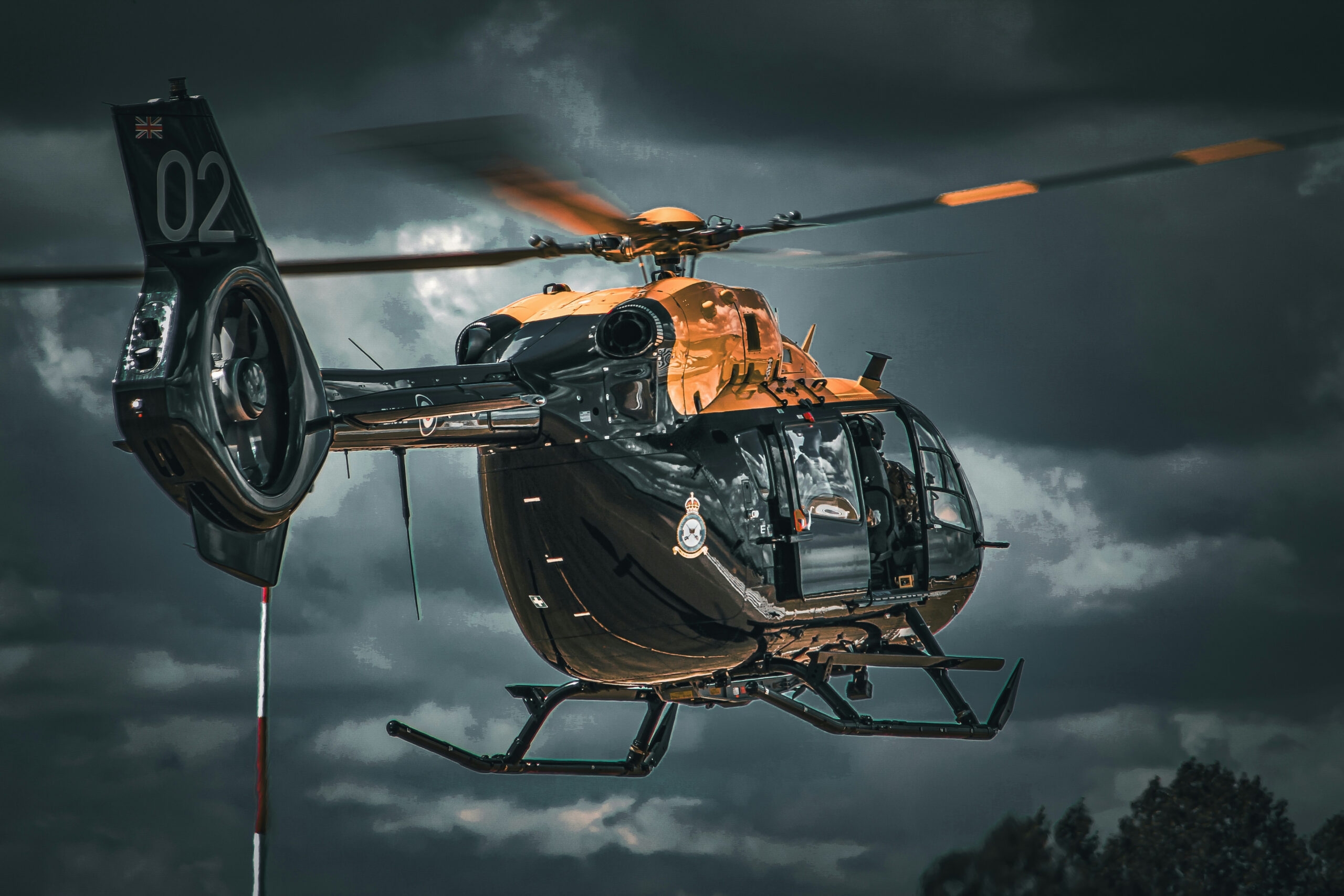 Hubschrauber fliegt im Sturmhimmel