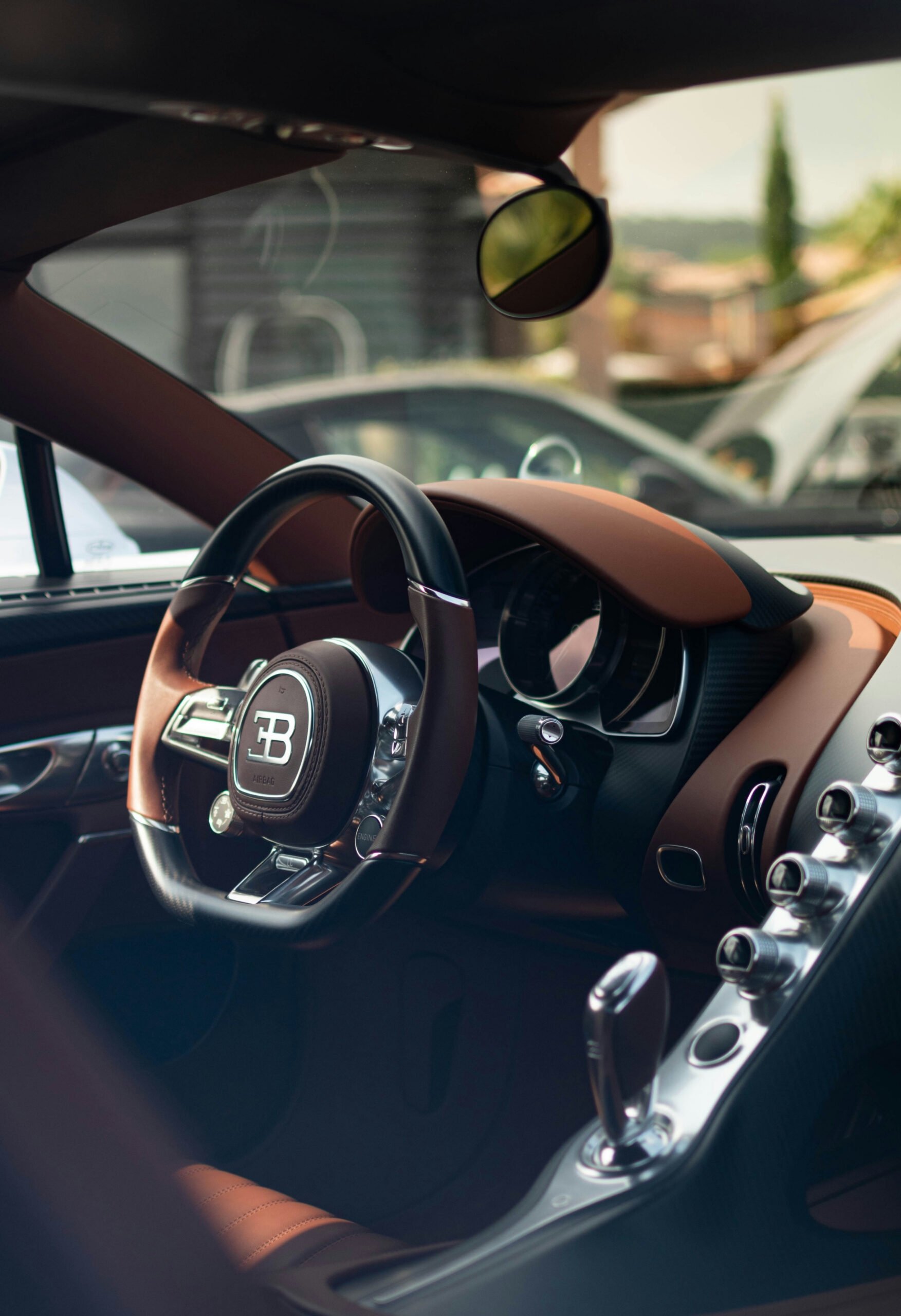 Luxusauto-Innenraum mit Lenkrad und Schalthebel