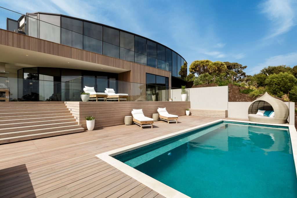 Luxuriöses modernes Haus mit Pool.