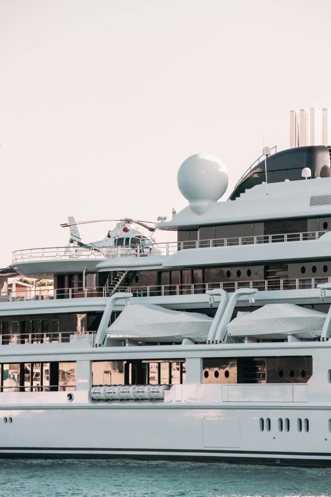 Luxusyacht mit Hubschrauber an Deck