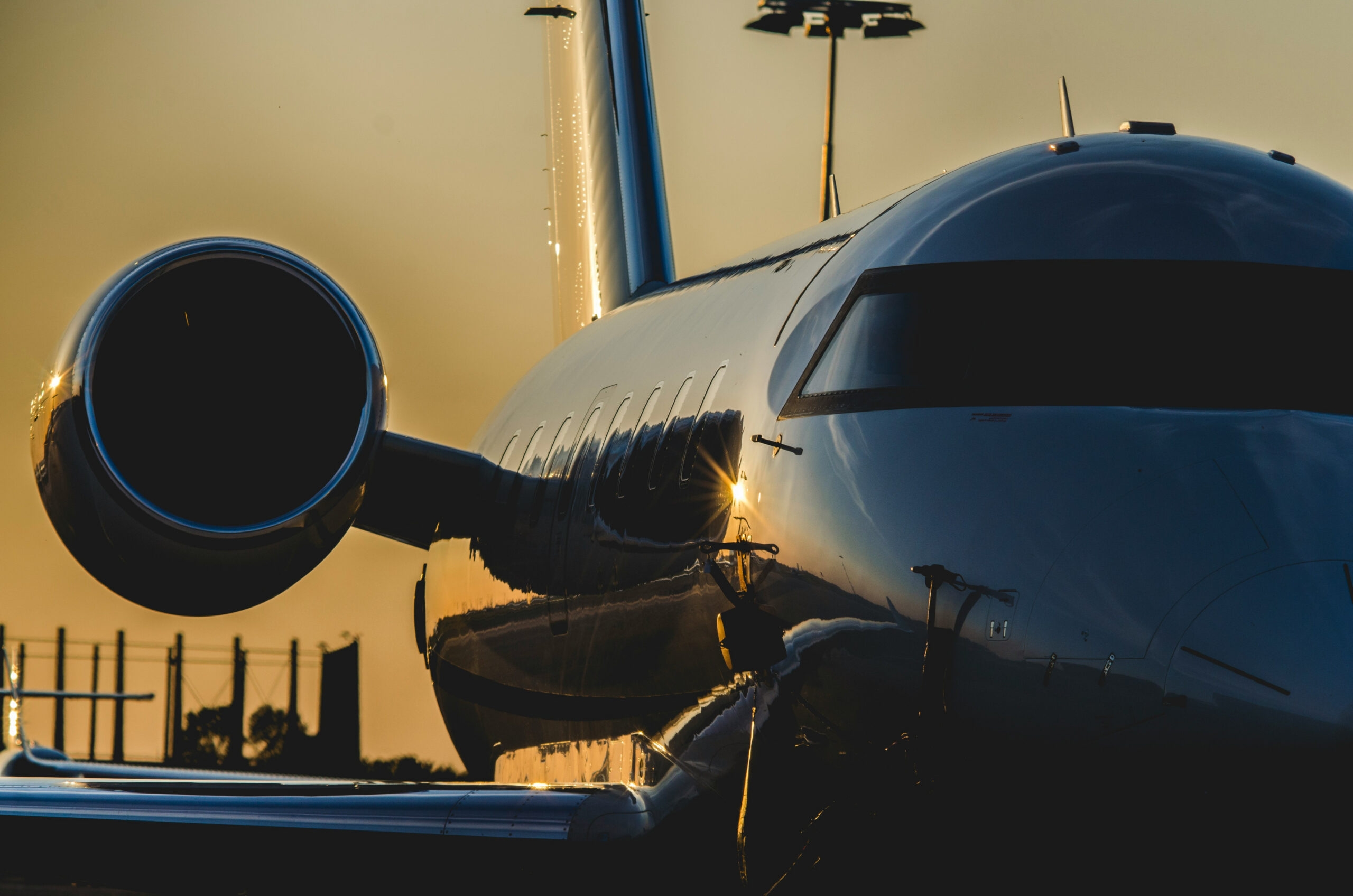 Flugzeug beim Sonnenuntergang auf dem Rollfeld