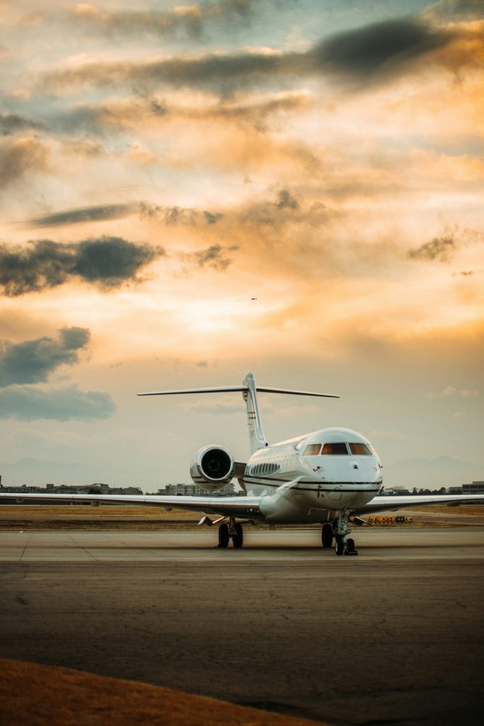 Privatjet bei Sonnenuntergang auf Rollfeld