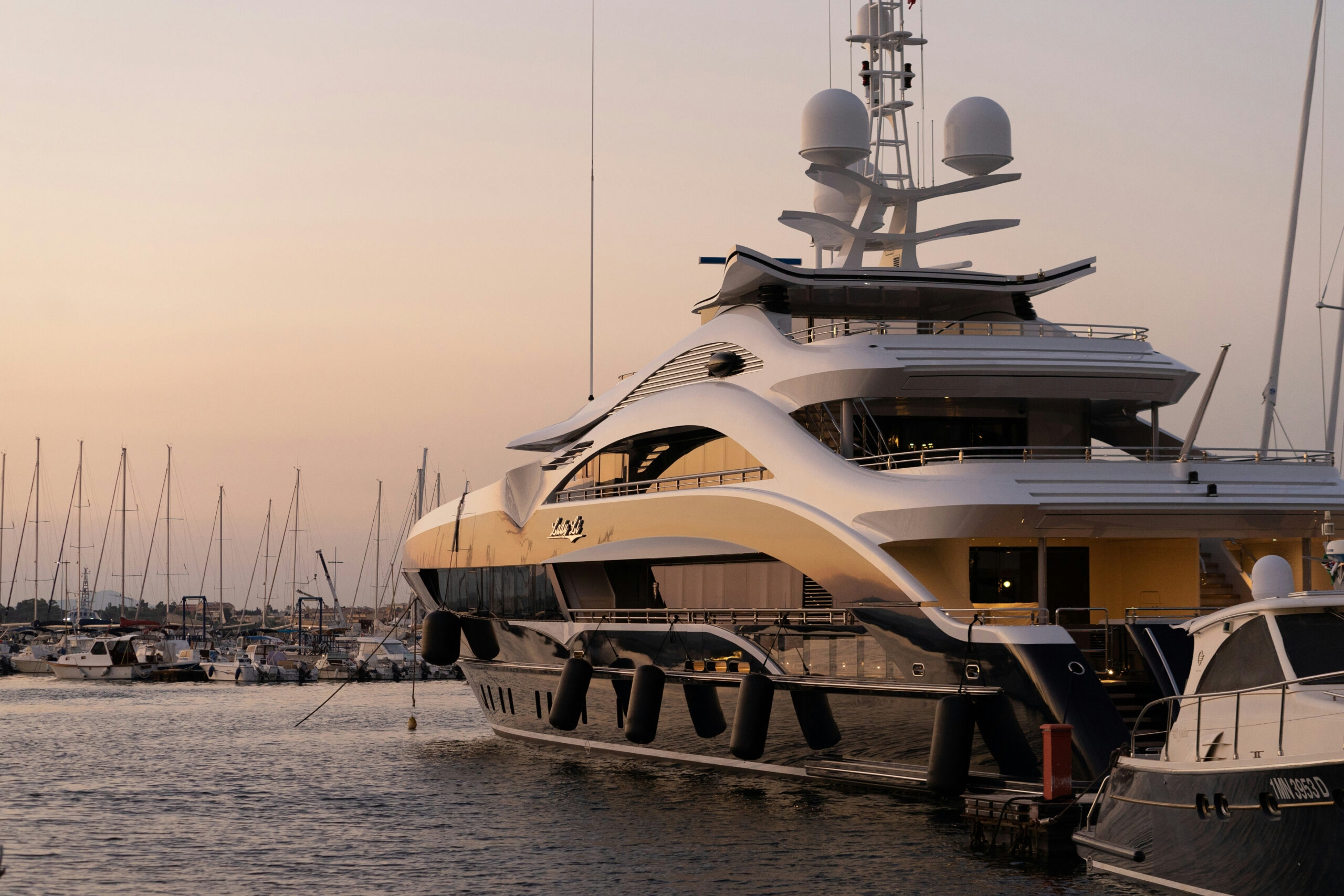 Luxusyacht im Hafen bei Sonnenuntergang
