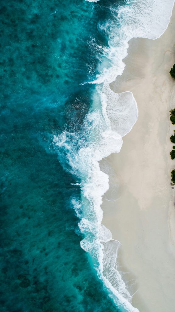 Luftaufnahme von Wellen am Strand