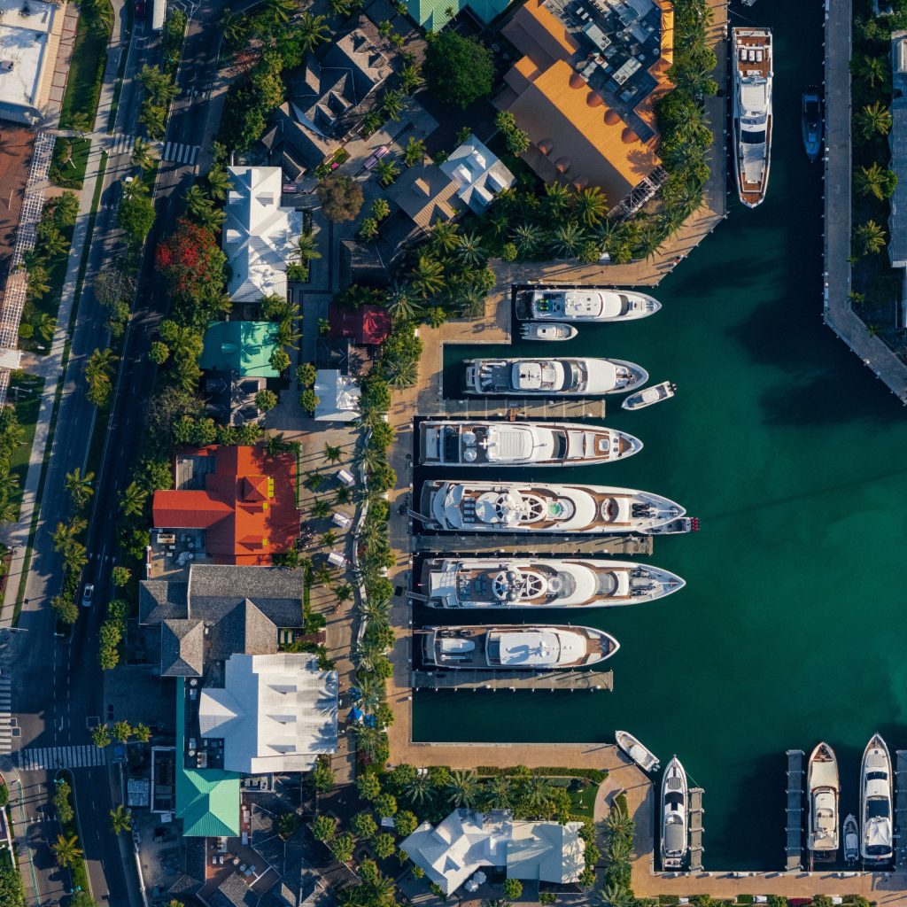 Luftaufnahme von Yachten im Hafen mit Gebäuden